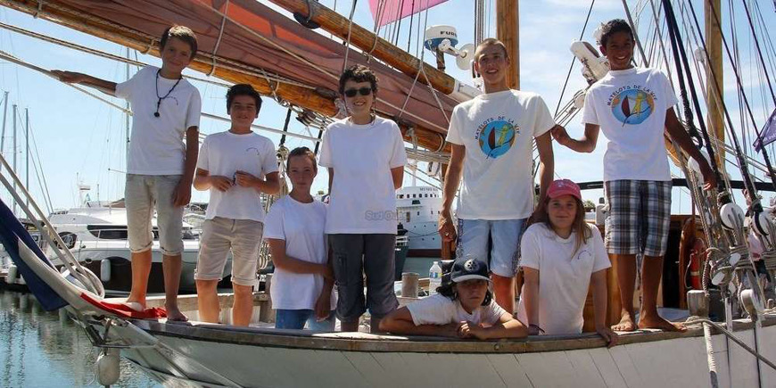 Les huit matelots de la vie à bord du voilier « Notre-Dame des Flots ». (Photo Dominique Jullian)