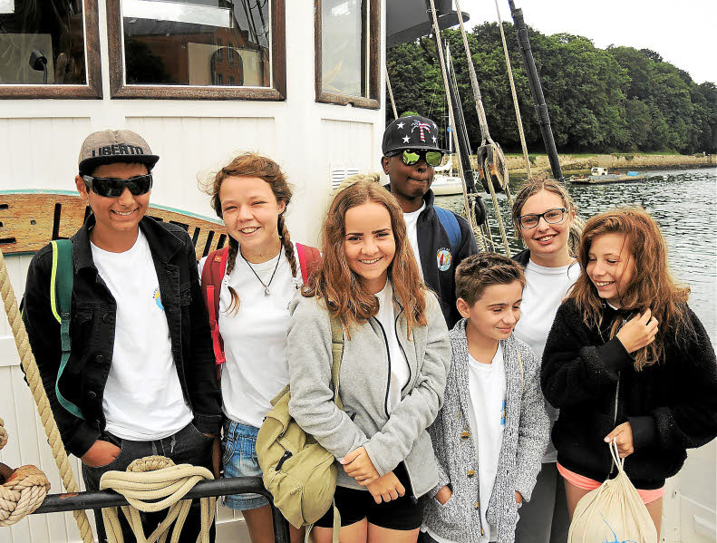 Les « Matelots de la vie », de gauche à droite : Lucas, Emma, Léna, Naïm, Gabriel, Sianna et Kenza : Le Télégramme du 12 août 2016