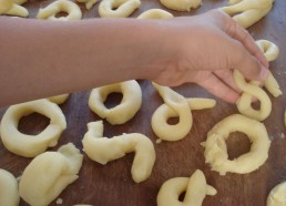 Les matelots apprennent avec maman Fonti à faire des beignets liparotes 