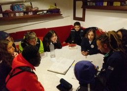 Briefing (sérieux) du capitaine pour préparer la navigation de nuit