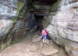 Frédéric s’aventure dans les grottes