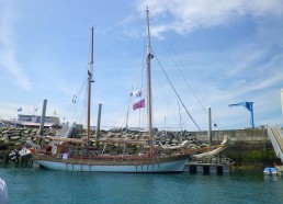 Le Bora Bora dans le port de St-Quay-Portrieux