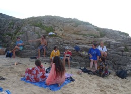 Préparation du feu sur la plage