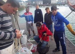 De jeunes pêcheurs de Fécamp initient les matelots à la pêche