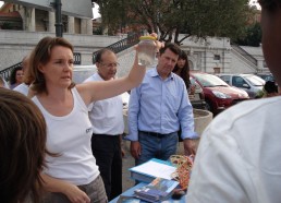 Cyrine AYEB, Directrice du Centre de Découverte du Monde Marin de Nice explique aux matelots les observations scientifiques qu’ils vont faire en mer.. 