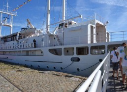 Les matelots embarquent sur le France I, ancienne station météorologique