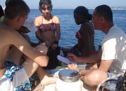 Les matelots et Philippe font des analyses de l’eau de mer pour les scientifiques du Centre de Découverte du Monde Marin de Nice