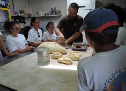 Aurélien découpe la pâte à brioche