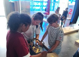 Bindiya, Ilina, Maewenn essaient de stabiliser un bateau avec des poids