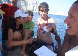 Les matelots et Philippe font des analyses de l’eau de mer pour les scientifiques du Centre de Découverte du Monde Marin de Nice