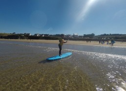 Emiliano debout sur sa planche