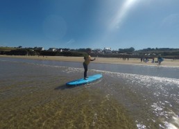 Emiliano debout sur sa planche