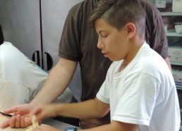 Elias s’exerce au tressage de brioche