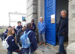 Les Matelots et leur marraine avec le gardien de phare