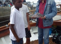Abderaman et Florian expliquent à Dan Ar Braz leurs rôles à bord du Bora Bora