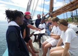 Olivier, guide nature des îles de Chausey, explique aux matelots l’après-midi