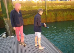 Fred, le chef d’expé, surveille attentivement la pêche de Louis