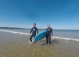 Léo et Clothilde revienne de leur séance de surf