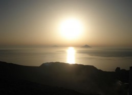 Coucher de soleil sur les îles d’Alicudi et Filicudi…