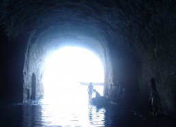 Les matelots visitent les grottes de Ponza