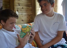 Matthieu et Nathan lisent le petit journal de bord de Monsieur GUIHO