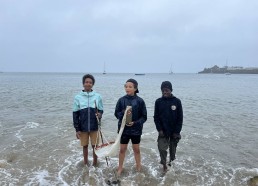 Ylan, Khemys & Noah, les pieds dans l’eau, sont prêts à pêcher les planctons