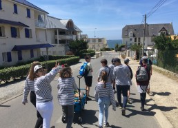 Convoi de descente à la plage avec notre chariot rempli de bonnes choses