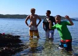 Petite baignade dans l’eau turquoise pour Victor, Clément et Maël 