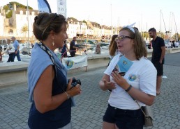 Sianna explique l’association des Matelots de la Vie à une passante