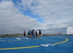 Sur l’héliport du ferry