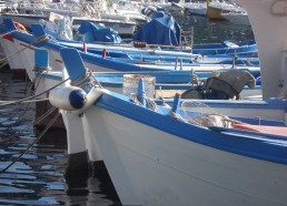 Barques de pêche dans le petit port d’Ustica 