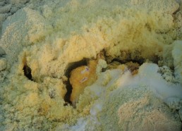 Les cristaux de souffre dans le cratère du volcan de « la Fossa »