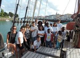 Les Matelots et des enfants du Centre Hospitalier des Sables-d