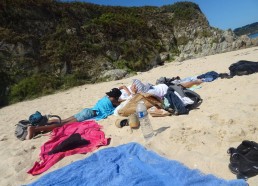 Petit moment de détente sur la plage après le pique-nique