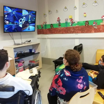 Les enfants de l’ESEAN profitent de la console Nintendo Switch acquise avec le prix du Challenge des Matelots 2020