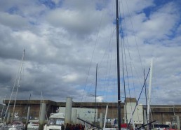 Les matelots devant un 60 pieds (bateau du Vendée Globe)