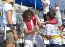 Adam et Hugo hissent la grand voile