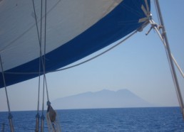 On aperçoit les îles éoliennes