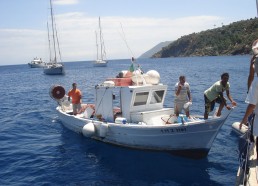 Des pêcheurs de Lipari viennent nous proposer du poisson tout frais