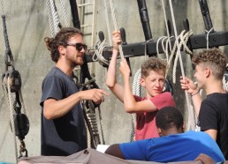 Pascal et Corentin à la drisse de la Grand’Voile