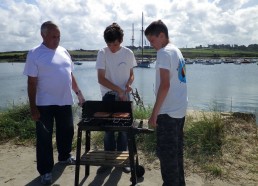 Gaël et Aymeric font griller des saucisses aux algues avec Gilbert