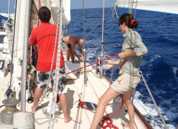 Nathalie et Florian hissent une voile