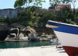 Le petit port de l’île de Ventotene