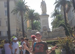 Mickaël sur la place Napoléon à Ajaccio