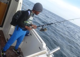 Idrissa à la pêche … toujours avec son sac à dos !