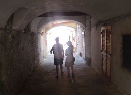 Une ruelle en tunnel de Ventotene 
