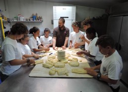 Tout le monde au tressage de la brioche