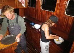 Alexandra et Flo préparent un gâteau pendant leur quart