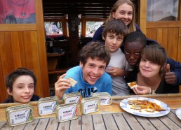 Les Matelots dégustent les sardines offertes par Philippe, du comptoir de Belle Ile