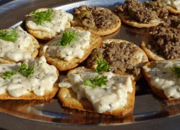 Des toasts au chèvre et à la tapenade